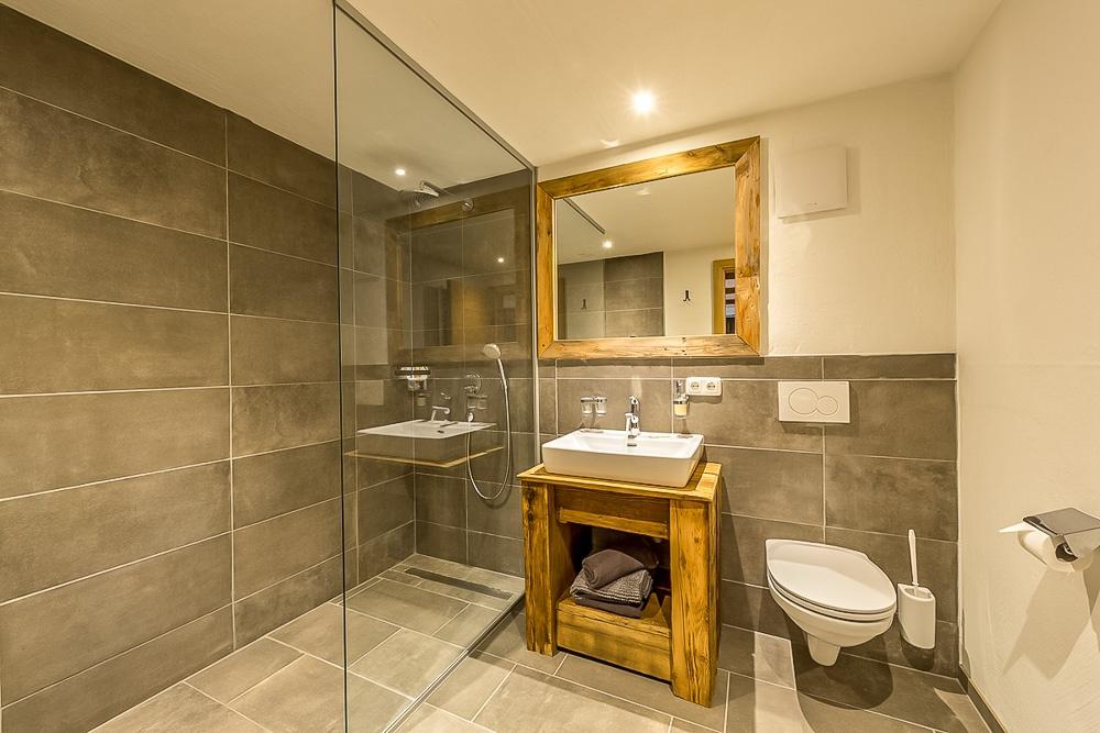 bauernlodge hofen bathroom