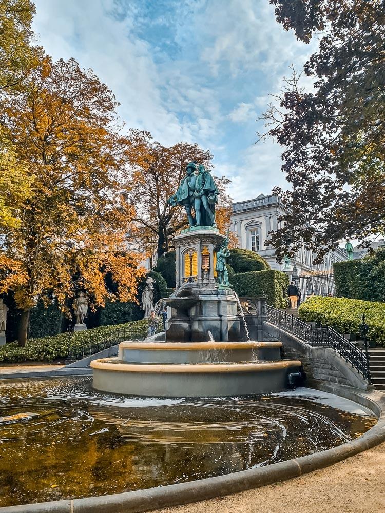 statue garden poelaert brussels