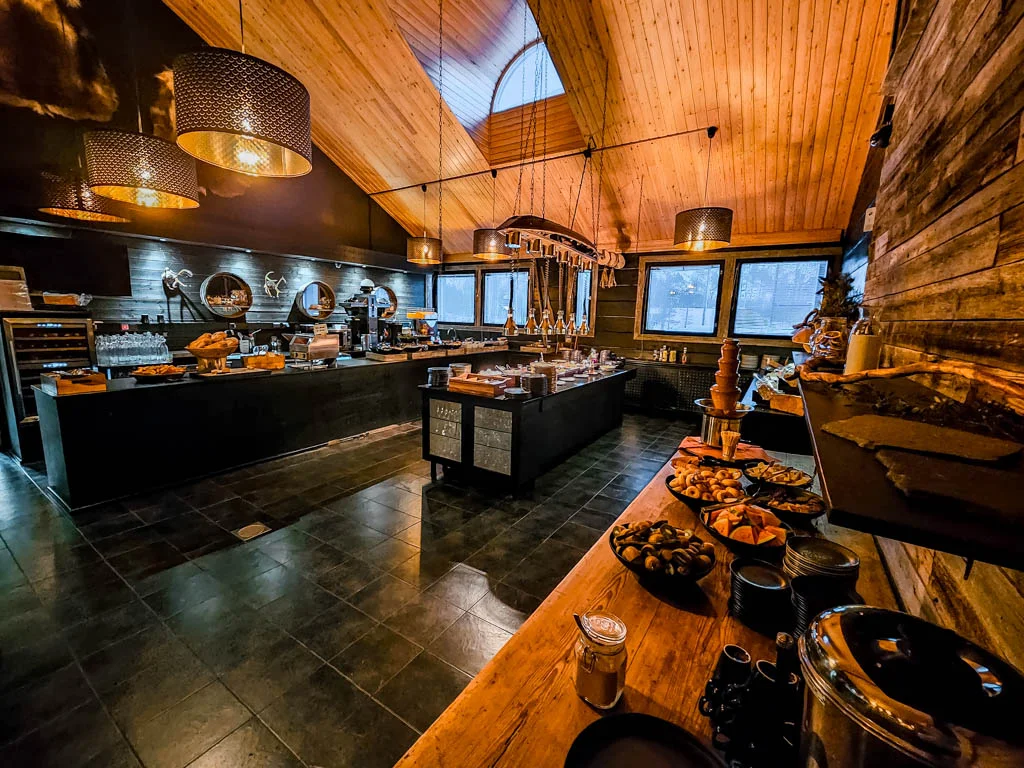 apukka resort rovaniemi Aiita breakfast