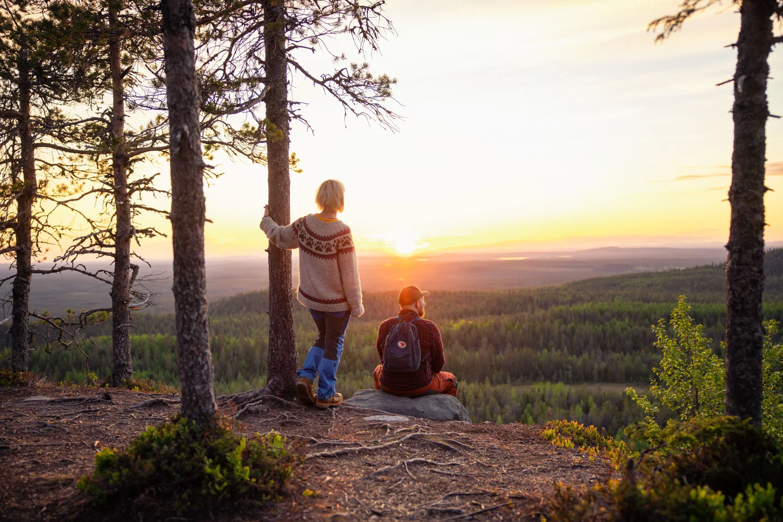 rukakuusamo hikers midnight sun