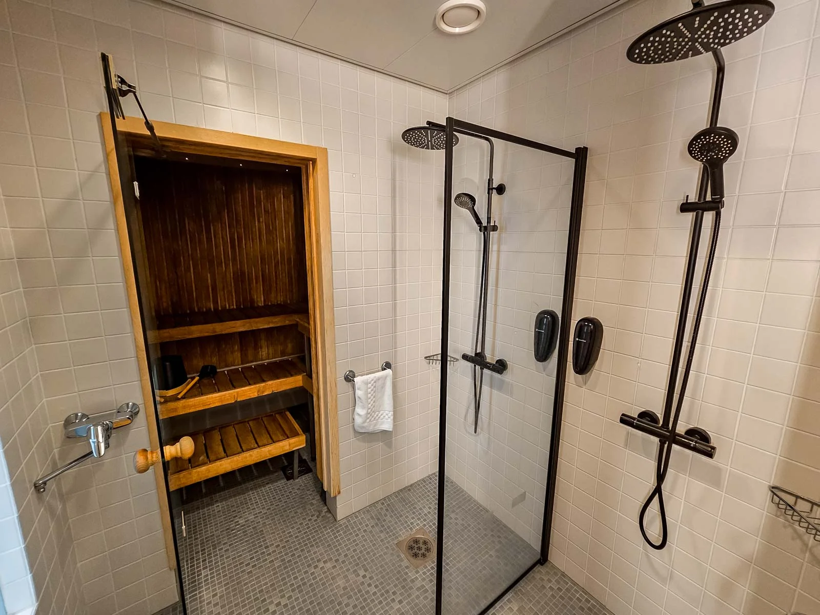 santa hotel bathroom 1