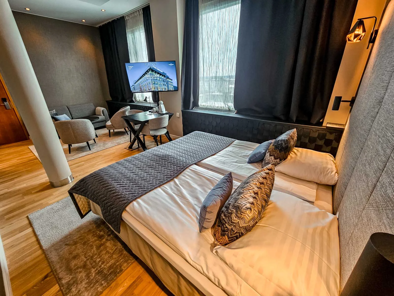 santa hotel room 2